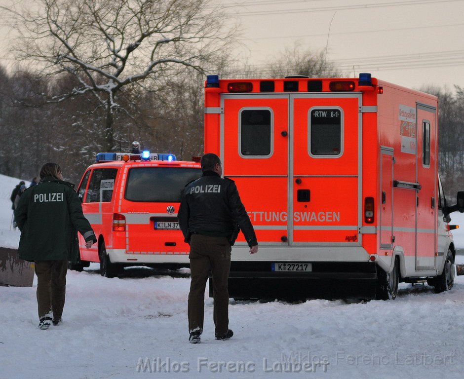 Hund und Person Eiseinbruch Koeln Fuehlinger See P020.JPG